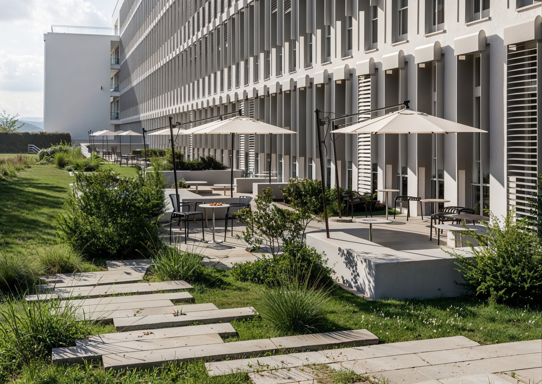 Terrasse extérieure aménagée au pied de l’immeuble